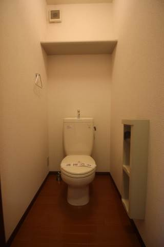 ノーブルコートのトイレ|収納棚あり♪