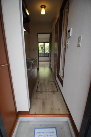 ノーブルコートの玄関|シューズボックスが左側にあり♪