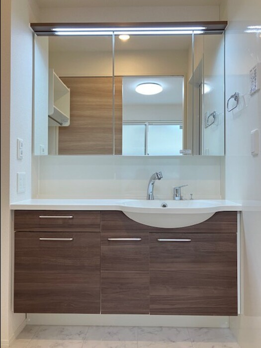 WEST GARDEN HILLSの洗面所