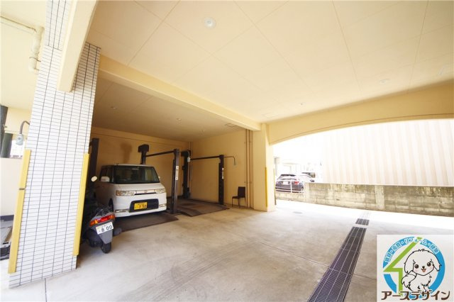 メゾンドアルカディアの駐車場