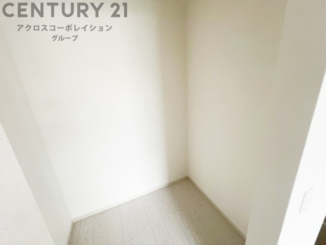 収納力が高く洋服や小物を整理しやすく、更衣室のように使え、部屋がすっきり保てます。収納の配置を自由に調整でき、換気性が良く防湿・防虫対策も可能。快適で機能的な生活空間を実現できます♪