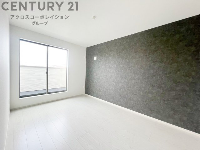 明るい色合いのフローリングとクロスを使用した洋室は家具やインテリアとも調和しやすく空間が広く感じられ開放感を生み出します。自然光を効果的に反射し、室内を明るく保つため、日中の照明使用を抑えられます。
