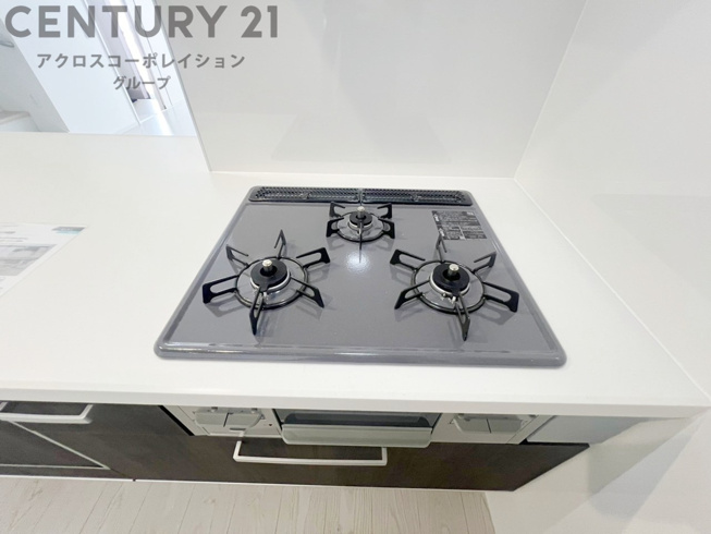 多数の調理器具を同時に使用でき、料理の効率化が可能。省エネで節約になり、様々な料理スタイルに適応できます。また、火力調整が独立しており、手入れや掃除もしやすく、今よりもっとお料理が楽しくなるかも。