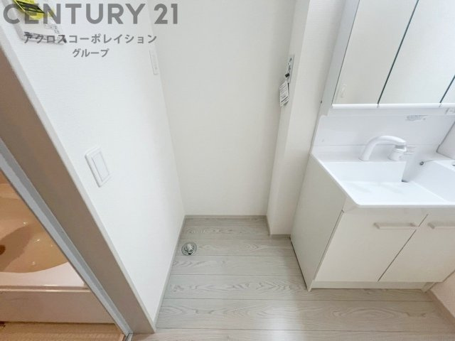 洗濯物の仕分け作業がしやすく、整理整頓が容易になります。洗濯音や湿気を他の部屋に持ち込まず、生活環境を快適に保ちます。上部を活用すれば収納スペースを確保でき洗剤や洗濯用品の整理もしやすくなります。