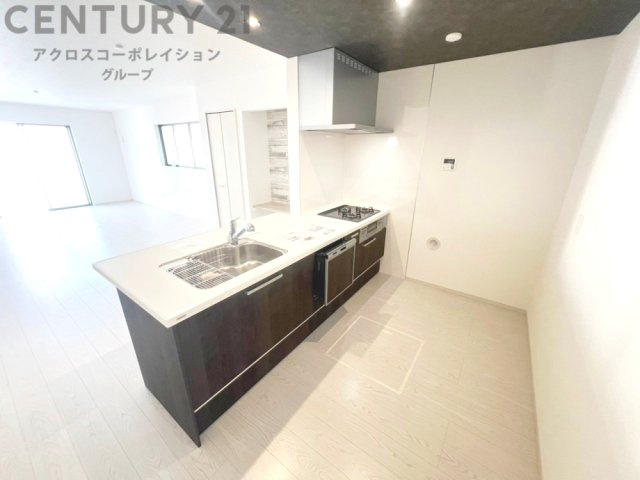 キッチン前のダイニングスペース　カウンターキッチンから料理の受け渡し等に便利です。ダイニングセットを置いても十分な広さを確保。