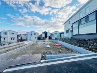 令和8年7月完成予定　新築分譲戸建て。現在建築中です。