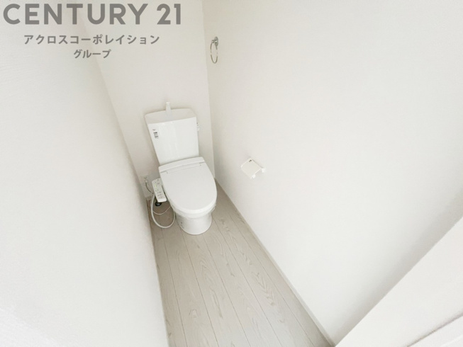 温水洗浄便座付トイレは温水洗浄機能により、暖かい水でおしりを洗浄することができ、冷たい水を使う従来の便座に比べ、温水洗浄機能で暖かいトイレを提供し、快適な使用を可能にします。