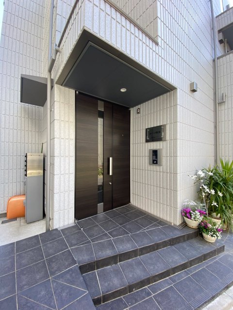 ルーツ経堂のエントランス|オートロック付きのエントランス