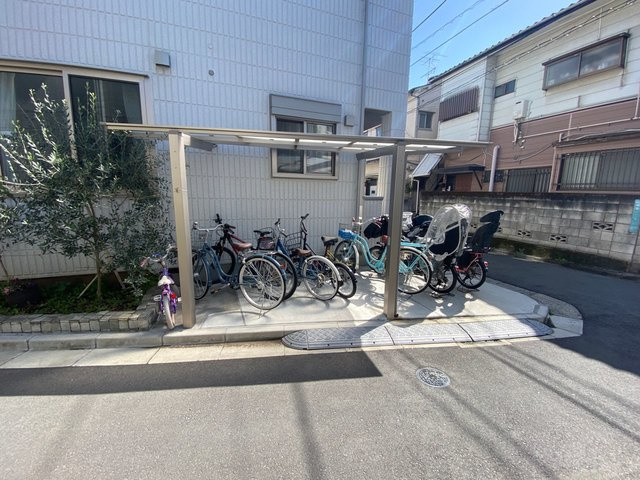 ルーツ経堂のその他共用部分|屋根付き駐輪場