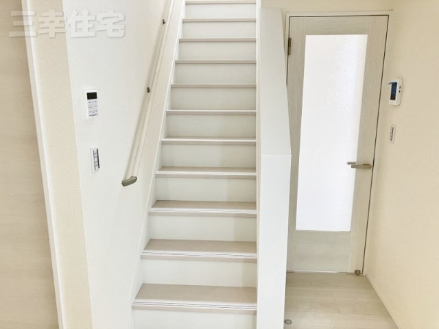 碧南市志貴町の設備|リビングイン階段、リビングが中心になるお住まい