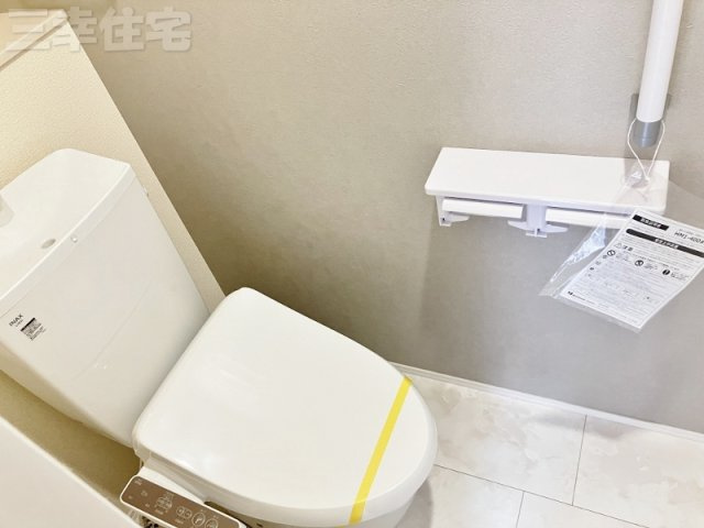 碧南市志貴町のトイレ|1階2階に洗浄便座を標準装備しています。水量は従来品より約60%カットされていて経済的です