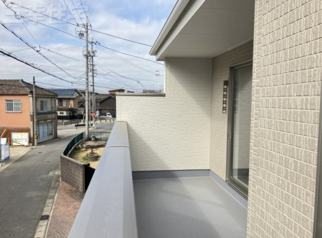 碧南市志貴町のバルコニー|南向きのバルコニーは2部屋にまたがるワイドバルコニーです！