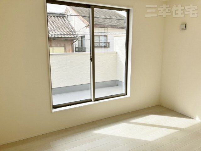 碧南市志貴町の洋室|洋室6.63帖。このお部屋もバルコニーに面しています
