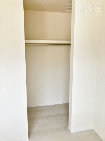 碧南市志貴町の収納|洋室のウォークインクローゼット