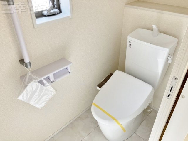 碧南市志貴町のトイレ|2階のシャワートイレも少ない水でパワフルな洗浄力を実現しています。 環境にやさしく、経済的です