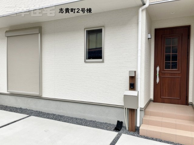 碧南市志貴町の設備|玄関の鍵はスマートキー、１階リビングにはシャッターも付いていて防犯対策も安心ですね