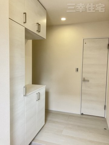碧南市志貴町の玄関|明るく清潔感あるホワイトベースの玄関。爽やかな風が吹き抜けます！