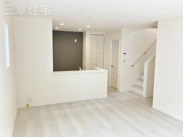 碧南市志貴町のダイニング|前面棟無し！南向きの明るいリビングダイニング