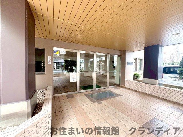 エンゼルハイム鹿浜第6のエントランス|ドキドキの新生活も、安心してスタート。ぴったりの住まいを見つけませんか？クランディアが一緒に住まい選びをサポートします‼　まずは、お気軽にお問合せください　＃クランディア