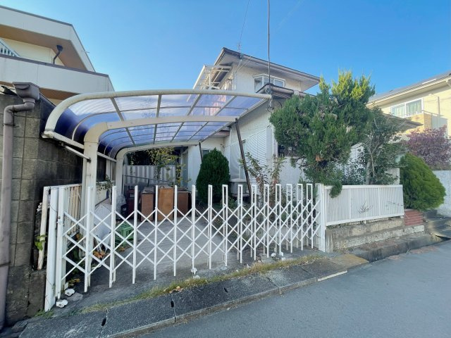 中古住宅・中古戸建　熊谷市上之　成田星宮小学校・富士見中学校の駐車場|カーポート付きなので大切な車を雨や雪から守れます！