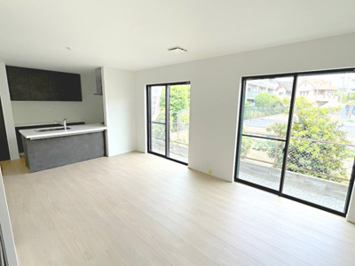 【居間・リビング】 | 豊中市夕日丘2丁目、新築戸建て♪ | 【同社施工例写真】リビング♪
日当たり良好！
