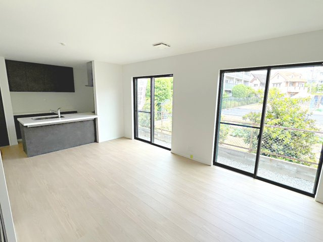 【居間・リビング】 | 豊中市夕日丘2丁目、新築戸建て♪ | 【同社施工例写真】リビング♪
日当たり良好！
