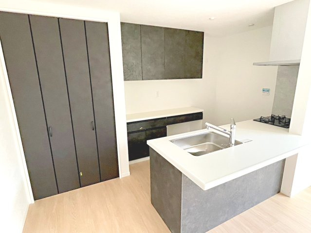 【キッチン】 | 豊中市夕日丘2丁目、新築戸建て♪ | 【同社施工例写真】キッチン♪
システムキッチン）食洗機＋浄水器標準仕様！