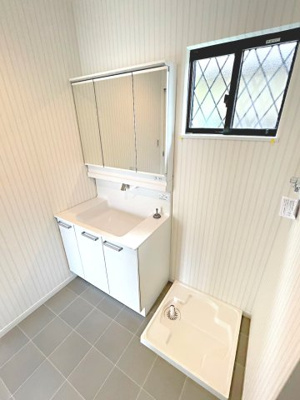 【洗面所】 | 豊中市夕日丘2丁目、新築戸建て♪ | 【同社施工例写真】洗面♪
洗面台は、ワイド3面鏡が標準仕様♪