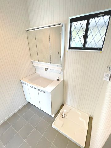 【トイレ】 | 豊中市夕日丘2丁目、新築戸建て | 【同社施工例写真】トイレ♪
トイレ 手洗い器付き♪