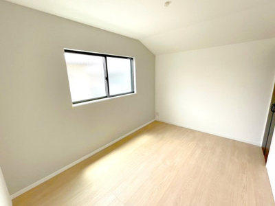 【洋室】 | 豊中市夕日丘2丁目、新築戸建て♪ | 【同社施工例写真】洋室♪
収納付き洋室♪