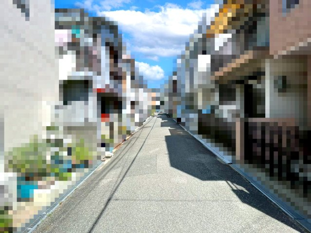 【外観】 | 豊中市夕日丘2丁目、新築戸建て♪ | 【現地写真】
前面道路約4ｍ♪
スーパーや薬局、病院、公園など徒歩約6分圏内！