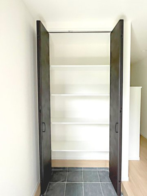 【玄関】 | 豊中市夕日丘2丁目、新築戸建て♪ | 【同社施工例写真】収納♪
全居室収納付きなのでお部屋がスッキリ広々！