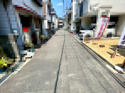 【外観】 | 豊中市夕日丘2丁目、新築戸建て♪ | 【現地写真】
前面道路約4ｍ♪
スーパーや薬局、病院、公園など徒歩約6分圏内！