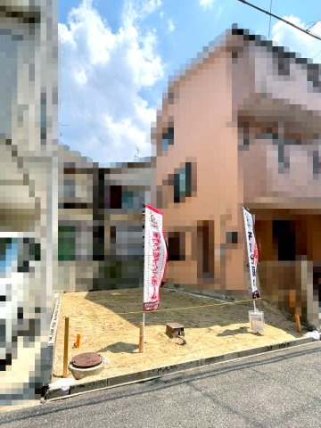 【外観】 | 豊中市夕日丘2丁目、新築戸建て♪ | 【現地写真】
前面道路約4ｍ♪
スーパーや薬局、病院、公園など徒歩約6分圏内！