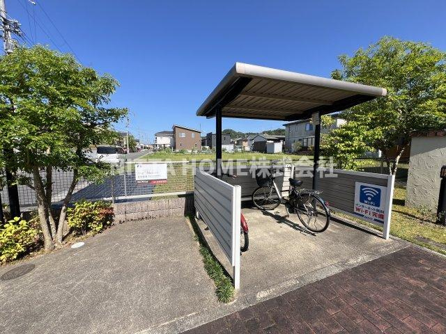 福知山市石原５丁目のアパートのその他共用部分|屋根付きの駐輪場は無料です★