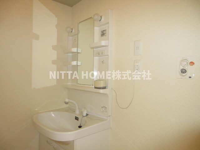 ＳＡＲＡの洗面所|シャワー付きの洗面台朝の準備も楽々です◆