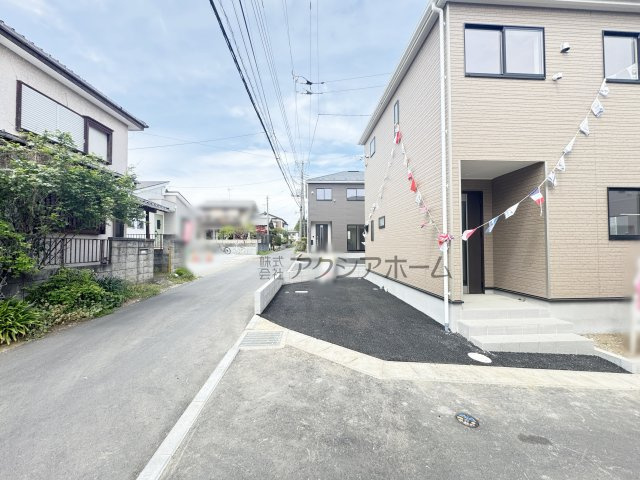 飯能市双柳・全14棟　新築一戸建　12号棟　～LDK16.2帖～の前面道路含む現地写真