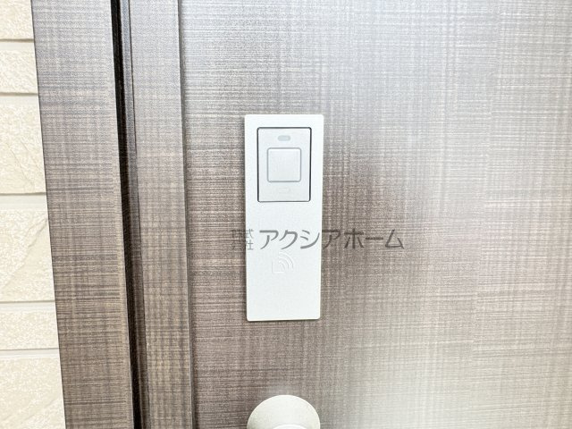 飯能市双柳・全14棟　新築一戸建　12号棟　～LDK16.2帖～の玄関|高い防犯性と利便性のカードキーで楽々開錠♪