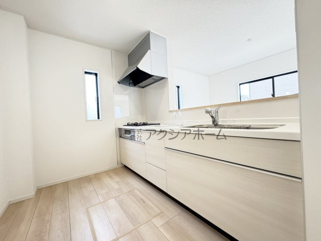 飯能市双柳・全14棟　新築一戸建　12号棟　～LDK16.2帖～のキッチン|オープンエアなカウンタータイプの対面キッチン
