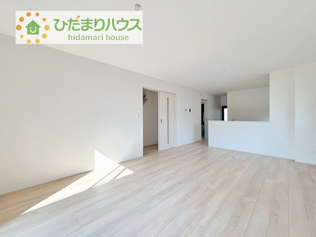 【居間・リビング】 | 土浦市右籾2448番　新築戸建　D号棟 | リビングの大きな窓からは、暖かな日の光が降り注ぎます・・・