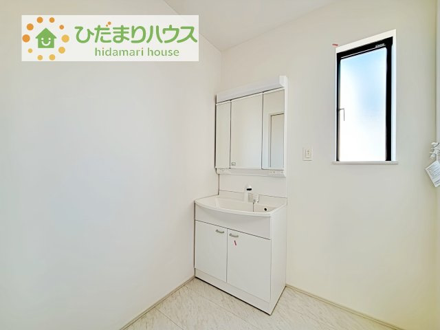 【洗面所】 | 土浦市右籾2448番　新築戸建　D号棟 | 三面鏡の大きな鏡は憧れます(^^♪
鏡の後ろは収納となっていて、細かいものでも収納できるのでスッキリと整理できます！