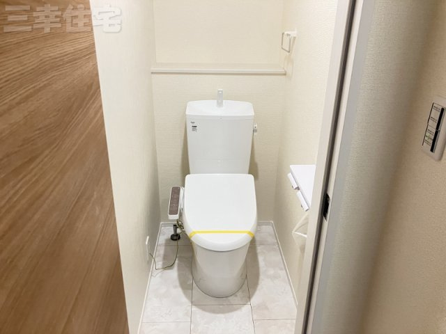 碧南市志貴町の構造・工法・仕様|サイディングの内側には空気の通り道を作る通気工法を採用しています。外壁を防水シートで覆い、サイディングとの間に隙間を作って外気の流れを良くすることで、湿気を放出して住宅の耐久性と快適性を向上させます。