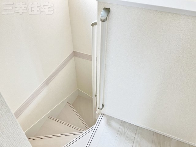 碧南市志貴町の設備|サッシには、遮熱・断熱に有効なLow-Eガラスを用いたアルミ樹脂複合サッシを使用しており、空気層にはアルゴンガスを注入しています。冷暖房効率がアップし、光熱費の削減効果があります！