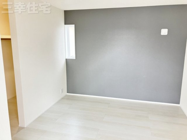 碧南市志貴町の構造・工法・仕様|長く安心して過ごしていただく為に、床材や扉・構造用集成材や下地合板に至るまで、最も安全性が高いフォースター相当の建材を使用しています。そのため、シックハウスの原因となる物質をほとんど含んでいません。