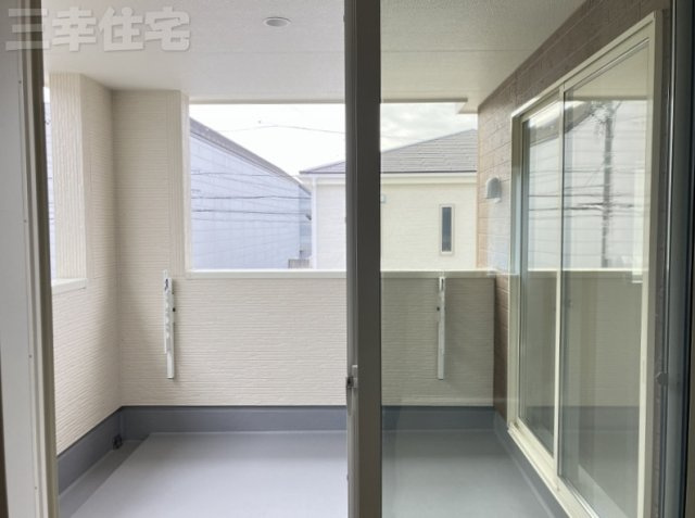 碧南市志貴町の独立洗面台|洗面化粧台は人造大理石ボウルを採用。十分な可動式収納棚も付いた見た目も美しく機能性に優れた使いやすい仕様です。曇り止めヒーターを内蔵しており、湯気による鏡面のくもりを抑えます♪