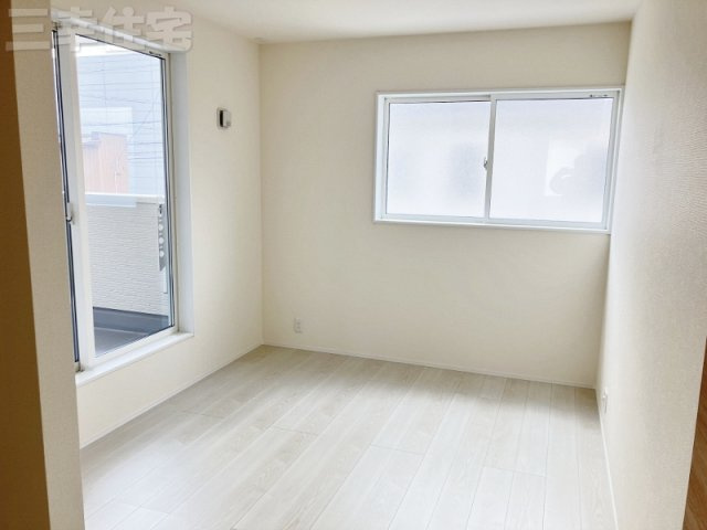 碧南市志貴町の設備|浄水器を内蔵した蛇口はボタンひとつで原水と浄水の切り替えができます。シャワーと直流の切り替えもでき、ホースを伸ばせばシンクを隅々まで綺麗に洗い流せます。