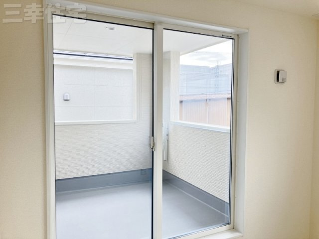 碧南市志貴町の収納|キッチンと洗面室には床下を有効利用できる収納庫を設置しています。点検口も兼ねており、基礎の内部を点検することができます。