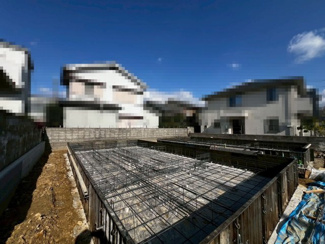 【外観】 | 晴美台３丁　新築分譲住宅　全２区画 | 【食器洗浄機付のシステムキッチンです】対面式を採用したキッチンですので、リビングで寛ぐご家族をいつも感じられます！会話を楽しみながら家事ができますね♪