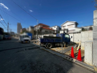 【前面道路含む現地写真】 | 晴美台３丁　新築分譲住宅　全２区画 | 【浴室暖房乾燥機付いてますよ♪】一坪以上の浴室でのびのび一日の疲れを癒して下さいね！浴室に窓が付いているので、換気ができて湿気やカビ防止になりますよ♪