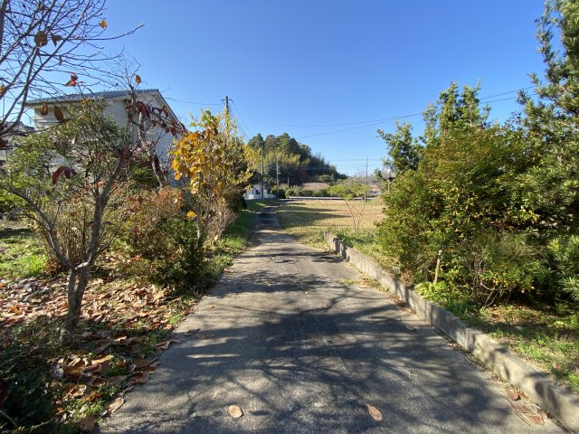 茂原市本納　中古戸建の前面道路含む現地写真